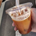 自家製粉 十割そばじろう - アイスコーヒー250円(税込)テイクアウト
      【名水百選の尚仁沢の湧水を使用】
      茶色く見えますがミルクや砂糖は入れてません。
      冷たくスッキリ滅茶苦茶美味しい♪連れのアイスお抹茶もとても美味しそうでした。