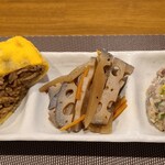 おばんざい 優友 - お疲れさんセット(税込1,300円)
お酒1杯と13種類のおばんざいから3品選択
①鯵のなめろう
②蓮根とヤーコン(低カロリーな菊科の芋)と人参の金平
③オムそば
丁寧に仕込まれており染々とした味わい