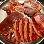 焼肉 宝島 - 牛カルビ、牛ロース、豚カルビ、鶏ももカルビの4種類 180gです。