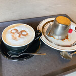 エイト コーヒー - ドリンク写真:提供時のデザートセット（カフェラテとプリン）