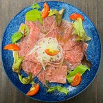 カルネスタ名物　佐賀牛の炙りカルパッチョ