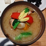 Sano Miso - 野菜の具沢山の鮭の入った麦南予と金亀子白のブレンドみそ汁