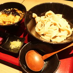 肉汁饂飩屋 とこ井 - 田舎汁つけうどん（並）「魚介ときのこの出汁が溶け込んだヘルシーな逸品」※並は350g，メニュー表記通り