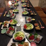 Kaoru - コース料理の刺身盛り合わせ、おばんざい三品、サラダのイメージ写真です。