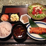 Kaoru - 日替わりランチ850円。カラスカレイのみりん焼き、サラダ、おばんざい三品、黒米ご飯、赤だし味噌汁
