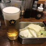 Nippori Kushimaru - グラス生(350円)とお通しキャベツ(200円)。串揚げ頼まない人は居ない・・・のか？