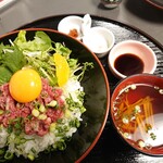 BASASHI MANIA - ネギトロ丼1300円で汁物付き。
            味噌、生姜、ニンニク、甘い醤油も付いてきます。