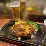 いきなりステーキ - モウモウと湯気が立ち上り、ジュージューと賑やかです。