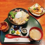 Ichimon Ya - 土佐海鮮三色丼 税込1628円、名物うつぼ唐揚 税込528円