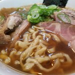 にしき之中華ソバ - 麺の表情など。