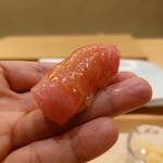 鮨 なんば - トロ　バラけてしまうので手渡し　シャリ温度が低いほうのトロ