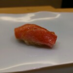 鮨 なんば - トロ　前出のトロよりシャリ、ネタが2℃ずつ高いトロ