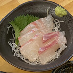 Yakitommaruichi - 高知県産真鯛刺身　330円　1日目白板メニュー。ねっとりとかなり美味い真鯛刺。