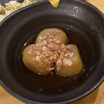 Yakitommaruichi - 味付玉こんにゃく　165円　1日目白板メニュー。味がよく染みている。
