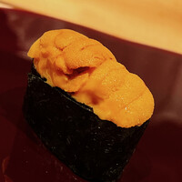 鮨 あお - 馬糞ウニです。ムラサキはあまりお使いにならないとのこと