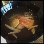日本料理 とり市 - 腕ものは甘鯛。
            皮目が、少し炙ってありお出汁も上品〜( ^ω^ )
            美味です♡