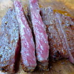 李昇 - 和牛リブ芯ステーキは軽く表面を焼き上げたら、まな板でカットします。甘さ、やわらかさ、肉と脂とのバランス。どれもが最高♪