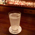 バー ビー アンド ビー - ◯ ジン・フィズ (Gin Fizz)  
      ドライジン  45ml、レモンジュース 15-20ml、砂糖 2tsp、シェーク後ソーダ適量。 fizzとはソーダの泡のシューって音やったかと…。