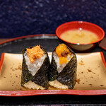 Onigiri Konga - しゃけ、卵黄の醤油漬け＋肉そぼろ