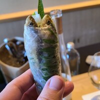 ひがしやま 司 - ⑤本諸子の天麩羅&大葉&うるいの生春巻
                    様々な春を巻き込んだ春巻き、腸のほろ苦さと身の旨み、大葉のサッパリ感とうるいの軽いほろ苦さのバランスが秀逸
                    あさつゆ2017がマッチして震える美味しさ