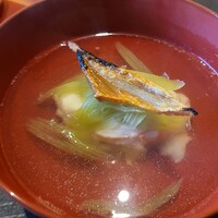 ひがしやま 司 - ③貝柱の真薯、蕗&炭火炙りバチコ載せ、利尻昆布と鰹節のお出汁のお椀
                    お出汁は輪郭がくっきりした利尻昆布らしい旨み、貝の旨みと芳ばしいバチコの旨みと微かなほろ苦さ、京都らしい懐石料理故の日本酒合わせ