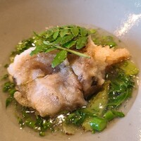 ひがしやま 司 - ①蛤(三重県桑名産)の天麩羅、山椒の木の芽載せ、菜の花と蕗の薹入りお出汁餡添え
                      蛤の旨みに山菜のほろ苦さ、山椒木の芽の香りを合わせた春を感じるお料理
                      少しカリッと揚げた衣で食感も楽しむ仕立て