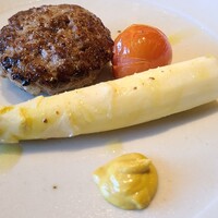 ひがしやま 司 - ⑦炭火焼き猪(三重県産)100%ハンバーグ、グリルトマト&ホワイトアスパラガス(香川県)添え
                    肉汁と旨みが圧倒的、臭みも無くて食べ易い
                    付け合わせの野菜も見事
                    ピノ・ノワールの赤との相性も○