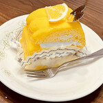 エルベラン - レモンスポンジとレモンカスタードのまさにレモンレモンのケーキ。中に挟んでる生クリームがえぇ塩梅です