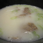 KollaBo - 牛の肉・骨を長時間煮込んで作る、乳白色のシンプルなスープ料理。
      