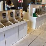 まめや 総本店 - 店内　生豆がたくさん