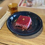 ヨロ研カフェ - ピンクのティラミス