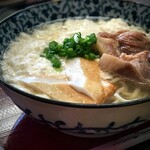 皆愛屋 - 初日に食べた「皆愛屋そば」。ラフテーとかまぼこ入り。