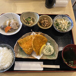 Tomesan Chi - サラダと小鉢が３つも付いてお得なアジフライ定食850円