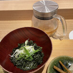 Yamagataya Noriten - 海苔を楽しむお結び御膳1650円　ばら干し海苔のお吸い物、出汁をかける前。　利尻昆布大根と江戸牛蒡の醤油漬けの小皿も見えます。