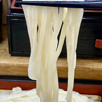 さぬき茶屋 - ツルッともっちりとこしの強いさぬきうどんです！
麺つゆは鰹出汁の風味が効いた色見は薄いきつね色、あっさりとしたこの汁が実にうどんに絡んで美味しいです♪
久しぶりに本物のさぬきうどんをいただきました。