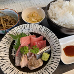 マルカツ - 焼魚定食にもお刺身小鉢が付いてきます。まぐろ、かんぱち、コハダ、さより等。そしてクジラも！今日も美味い！