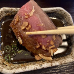 四季のご馳走や 和 - ミディアムレアに焼きが入った国産牛肉スライスを
      特製タレにディップしていただきィ