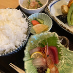 四季のご馳走や 和 - お造り、浅漬け漬物、小鉢
      白飯はこんもり大盛り無料(*ﾟ∀ﾟ*)