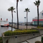BASILICO - 南港に停まっている大型船。府庁に渡る手前に「ABC-Mart」のアウトレットが。関西唯一らしい。