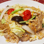 ``Pat Garampi Sai Mu Unsen'' is a mildly flavored stir-fry of cabbage, pork, and vermicelli.