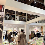 六花亭 小樽運河店 - 内観　１階売り場　２階チル