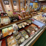 丸六本山川魚店 - 商品棚