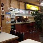 中華料理 秀陽 - 店内は、古臭いとというか、