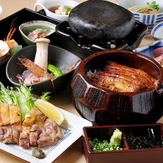 名物「ひつまぶし」に季節の旬の料理を盛り込んだバラエティー豊かなコース料理を各種ご用意