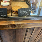 ベイク ルーム - キャー！苺サンドクッキーも残ってるー！わたしが買ってあとひとつー！