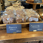 ベイク ルーム - ブラウニーもあるよ、わたしはピーカンナッツバー派です！