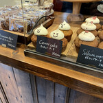 ベイク ルーム - キャロットケーキラスト3！これが開店1時間後、前から14番目のわたしが見た数！桜のカップケーキも可愛い。