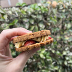 ベイク ルーム - 苺のクッキーサンド！こってりクリームに苺！