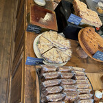 ベイク ルーム - ラムレーズンシナモンケーキはラム強。ブラッドオレンジとチョコチップケーキはまだありました。苺とホワイトチョコのクランブルケーキも美味しかった！