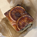 ベイク ルーム - ブラッドオレンジとチョコチップケーキ。